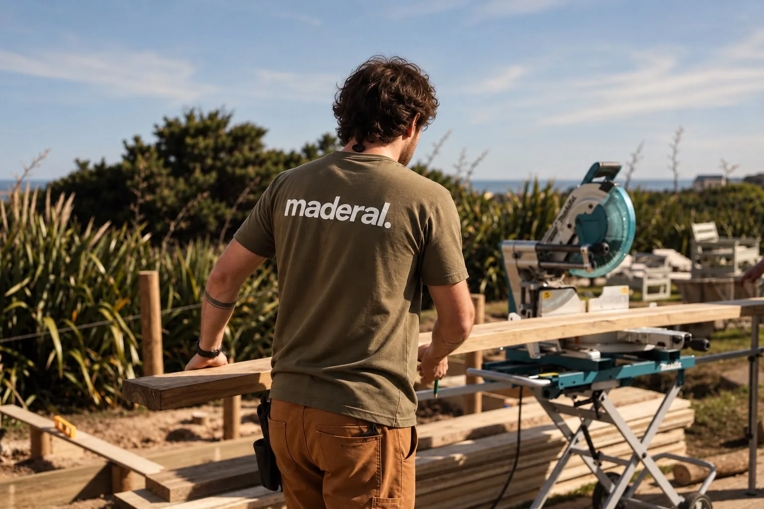 Carpintero de Maderal trabajando la madera al aire libre